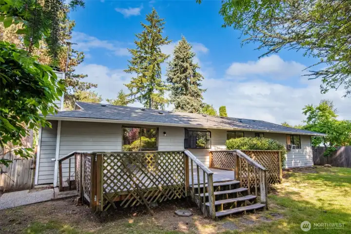 Picture a relaxing evening grilling dinner on this great deck!