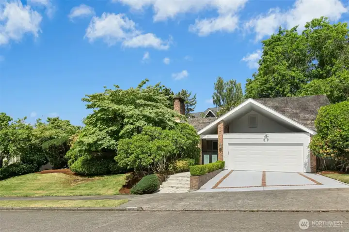 Welcome to this unassuming 3460 sq ft home located in the heart of Windermere Beach Club.