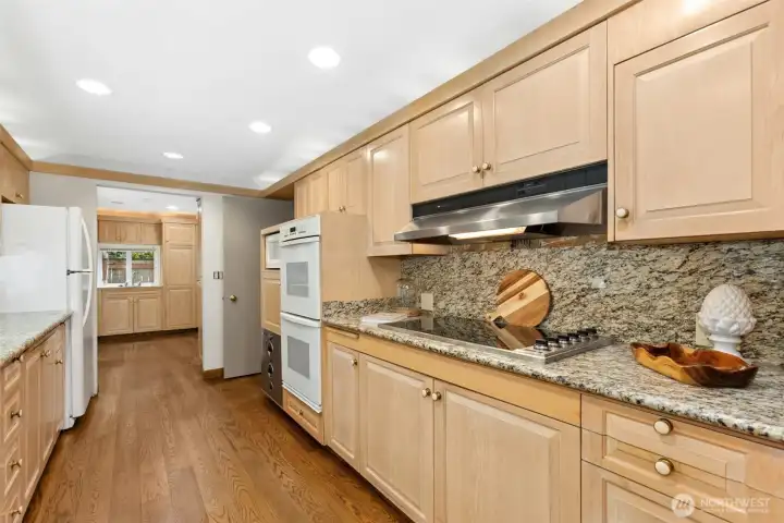 Induction cooktop, Decor double oven, 2 warming drawers (one for moist warmth and the other for crisp warmth).
