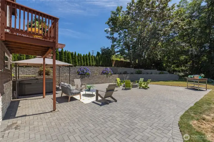 Expansive paved and landscaped yard. Almost an acre! Hard to find this close to the city. Expansive paved and landscaped yard. Almost an acre! Hard to find this close to the city.