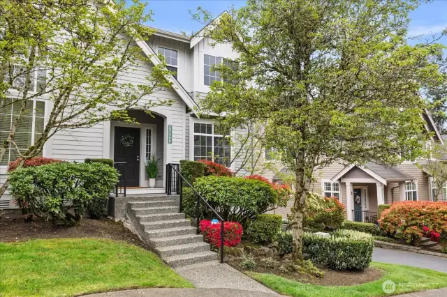 Vibrant community minutes to freeways, transit, nearby shopping & dining! HOA maintains the common areas and the lawns & landscaping