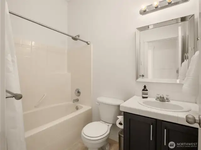 Full bathroom in the hallway