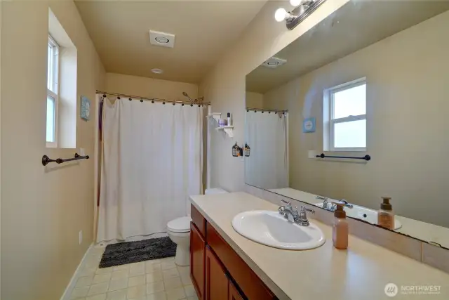 Full, private en suite primary bathroom