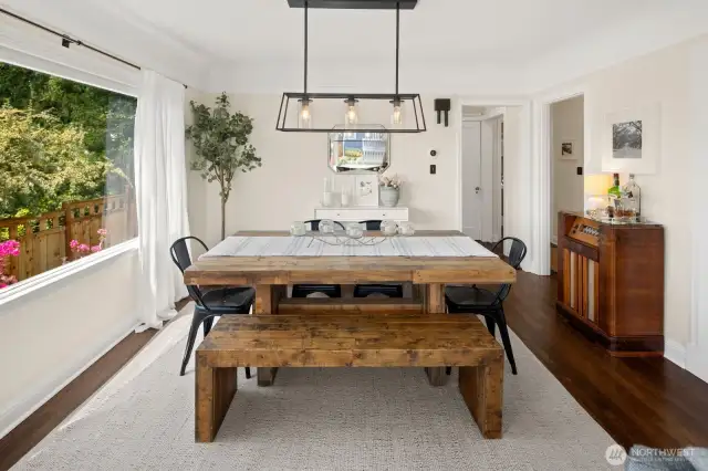 Here's a close up of the dining room, the dining room light is new.