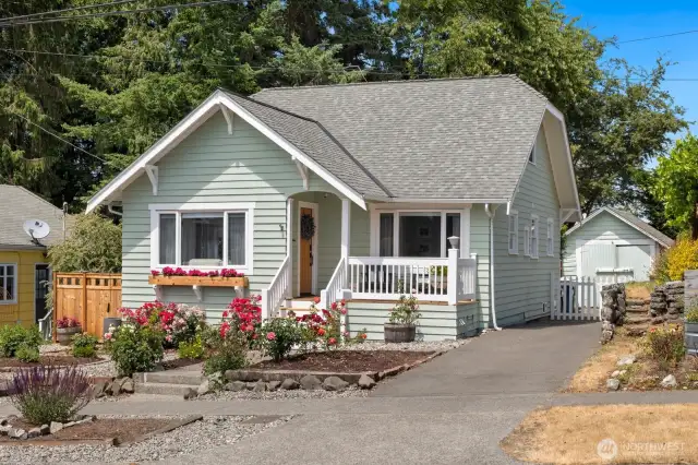 There is parking in the driveway.