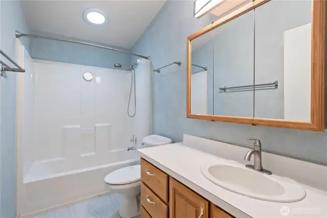 Hall bath with tub/shower