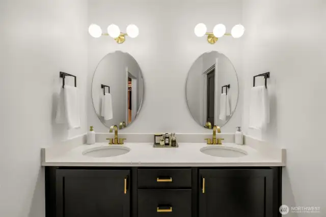 Master, en-suite bathroom with attached walk in closet