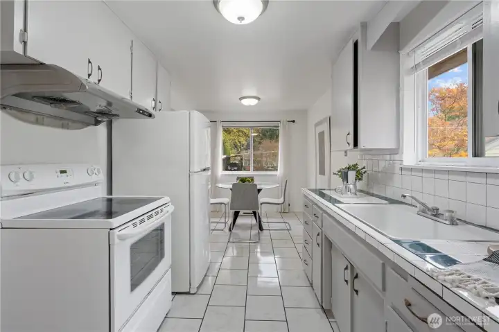 Great functional layout for ease of cooking from the prepping station to the cooktop.