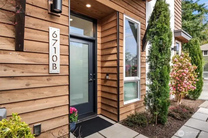 In a market full of homes that blur together, this one has a much clearer identity: polished, practical, private, and elevated in all the right ways. Put simply, this one feels special because it actually is. It is stylish without being cold, practical without being boring, and just a little bit sexy without ever tipping into try-hard territory.