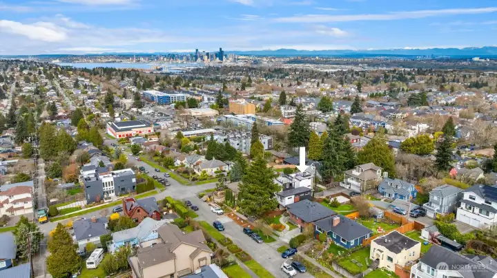 RapidRide makes downtown access refreshingly straightforward, and Lincoln Park is close enough for beach and trail time, and one of the best outdoor escapes in Seattle. It is exactly the kind of location that appeals to buyers who want a calm residential vibe without feeling cut off from the good stuff.