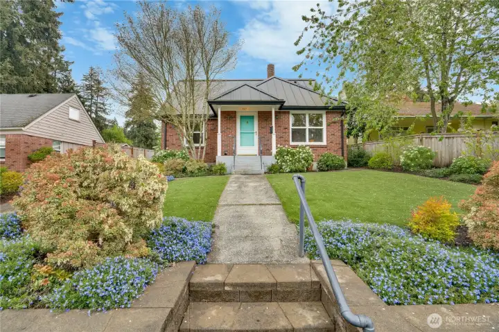 Polished Perfection in Fircrest: Rarely does a Fircrest gem combine such meticulous care with effortless, low-maintenance living. This one is truly cute and curated in all the best ways.