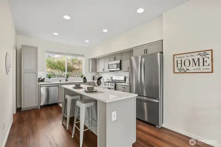 Oversized island with seating—ideal for meal prep, casual dining, and entertaining.