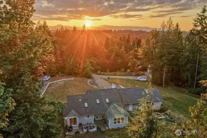 The owner says that this is the best part of dusk... watching the sunsets unfold over the Olympic Mountains! The owner says that this is the best part of dusk... watching the sunsets unfold over the Olympic Mountains!