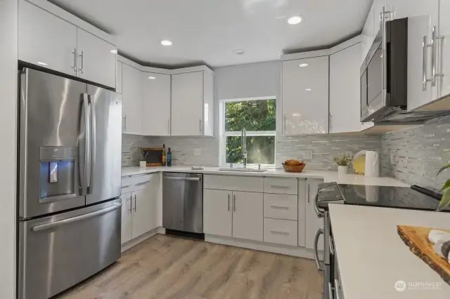 Stainless steel appliances, double ovens, quartz counters - wow!