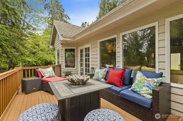 The expansive deck runs the length of the home, wrapping around to connect seamlessly with the primary suite.