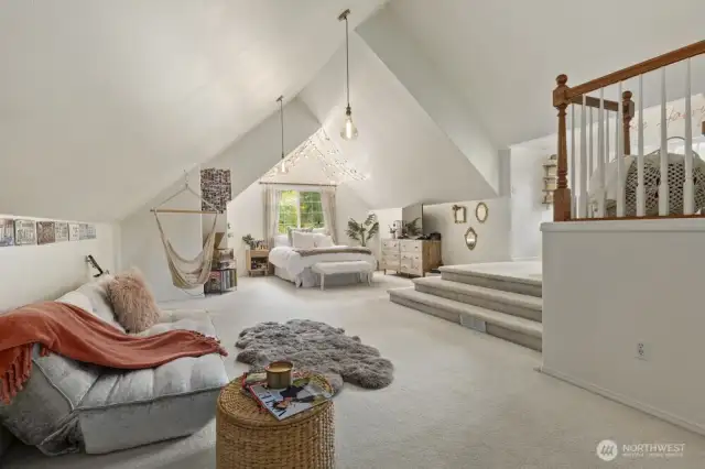 Talk about exciting—this HUGE flex space is bursting with potential!