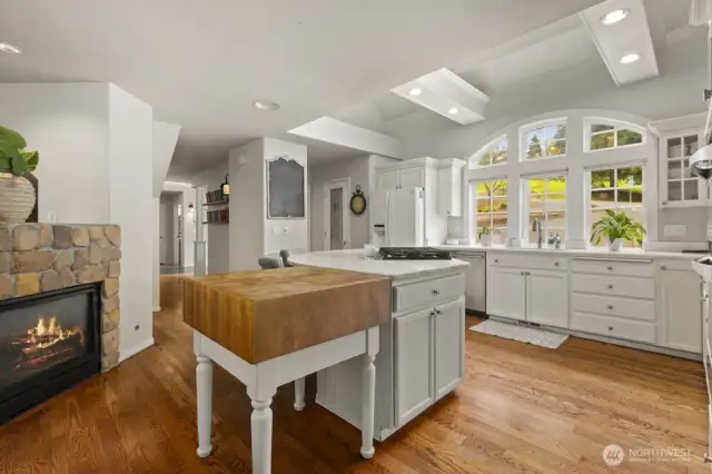 Don't miss that dual sided gas FP between the family room and kitchen.