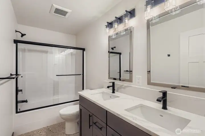 Upstairs full bath with modern finishes