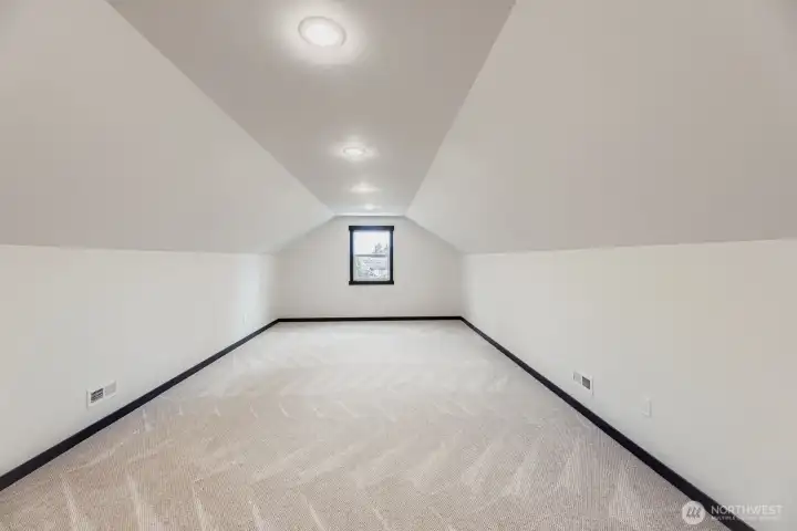 Large bonus room for crafts, hobbies, workouts, entertaining, or flexible use