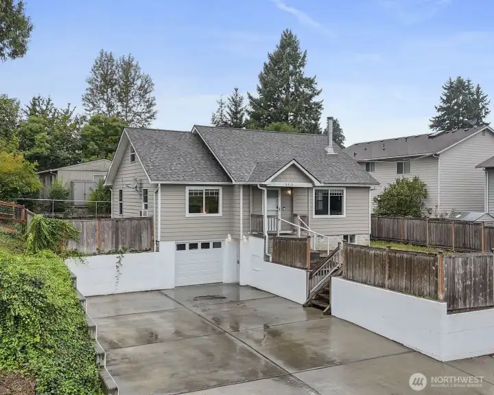 Welcome Home!  This charming home awaits!  Only 2 miles from the Renton Landing and Coulon Park!