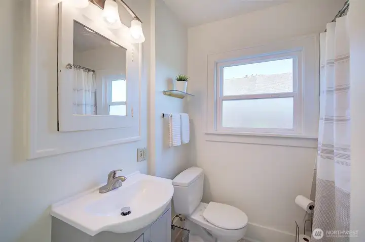 Main floor full bathroom