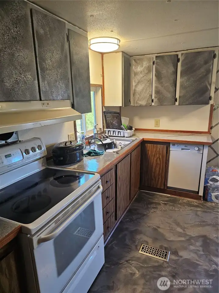 Kitchen complete with oven, dishwasher, refrigerator