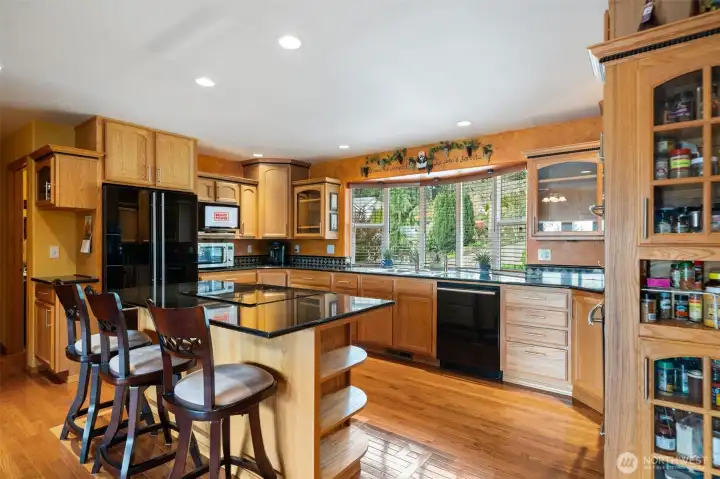 Kitchen with eating bar/