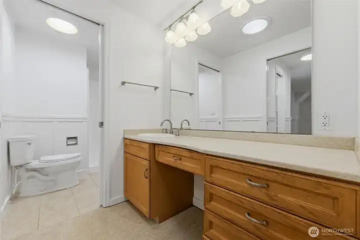 Upper Level Bath Upper Level Bath