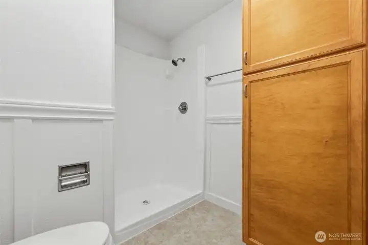 Upper Level Bath Upper Level Bath
