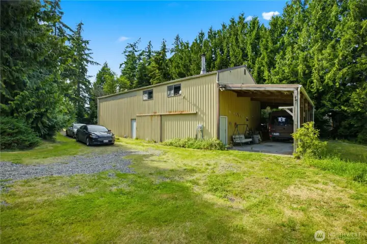 40x60 Barn/shop with living space - separate parcel.