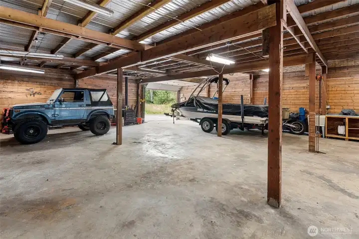 2000 sq foot shop w/ horse stalls. 2000 sq foot shop w/ horse stalls.