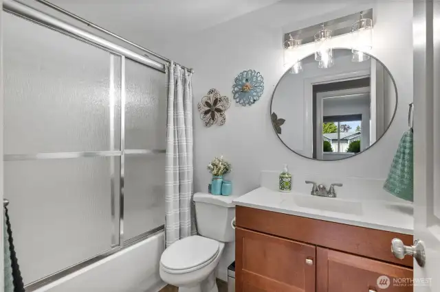 Full bath off hallway