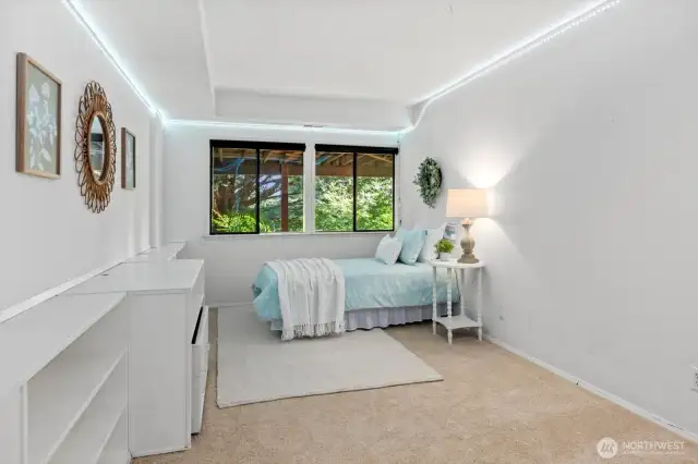 3rd bed on lower level