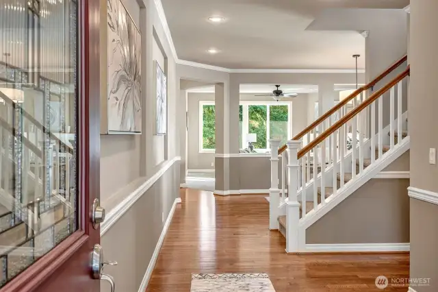 Light and bright entry. Hardwood from entry through kitchen