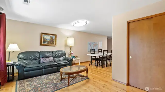 Sitting room off entry