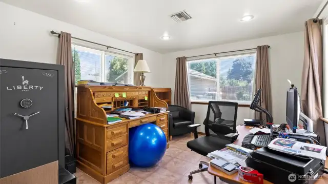 Office / additional room of primary bedroom