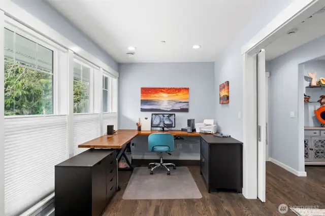 Generous home office, room for 2 or 3!