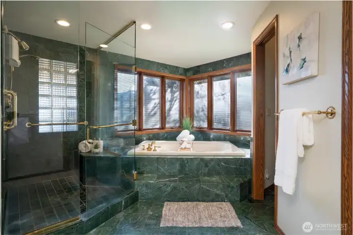 5 pc bath with soaking tub