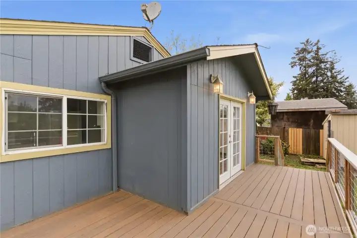 Large Trex deck perfect for entertaining!