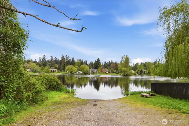 Access to the lake is a 5 minute walk away!