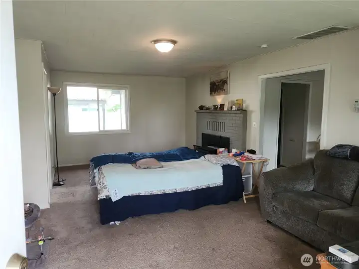 Enter to the spacious livingroom, being used as space for owner.