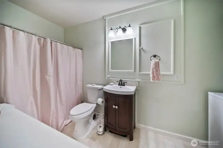 Apt full bathroom