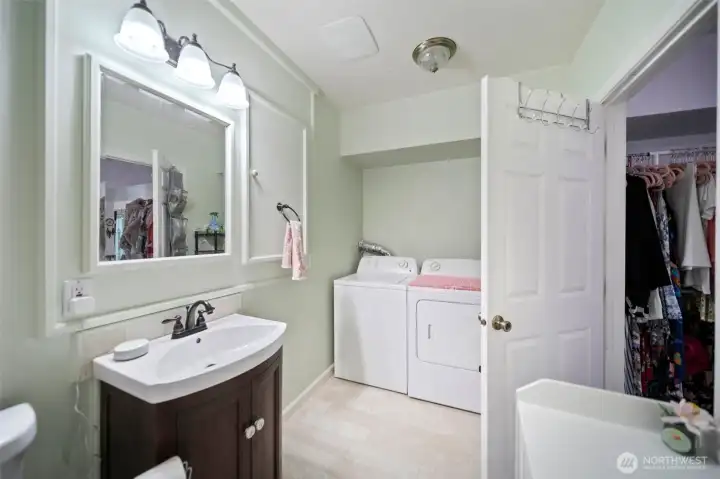 Apt full bathroom & laundry