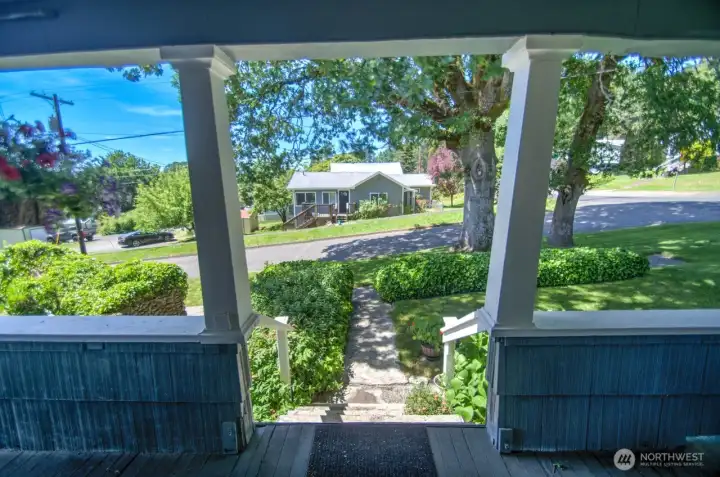 Covered front porch perfect for BBQ's