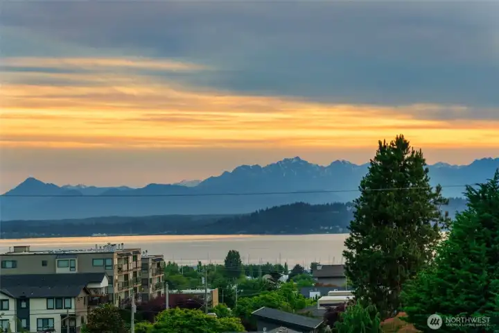 Panoramic Sound and Mountain Views