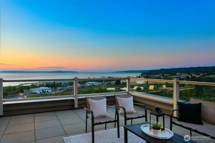 A front-row setting for sunsets, ferry crossings, and the ever-changing waterfront.