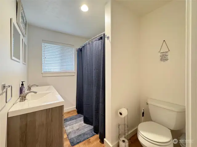 Newly updated full guest bathroom