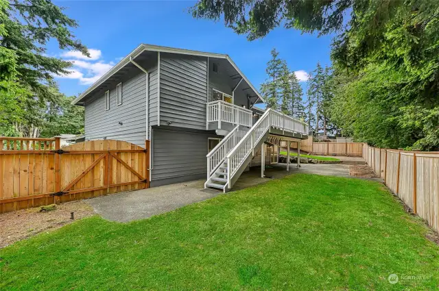 Expansive deck with stairs to backyard