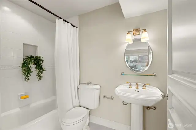 Private guest suite bath.