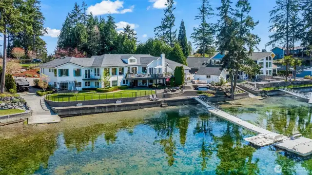 Homes like these on Horsehead Bay are a rarity!